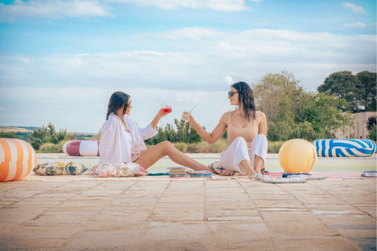 Come organizzare un Pool Party di stile: idee, décor e atmosfera perfetta