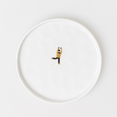 Assiette en porcelaine blanche décorée du motif Räder Ice Skating.