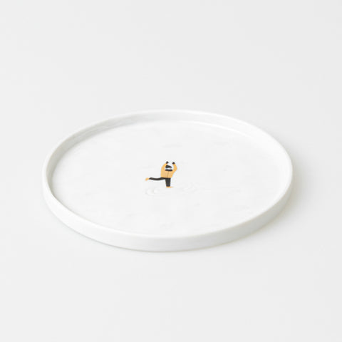 Assiette en porcelaine blanche décorée du motif Räder Ice Skating.