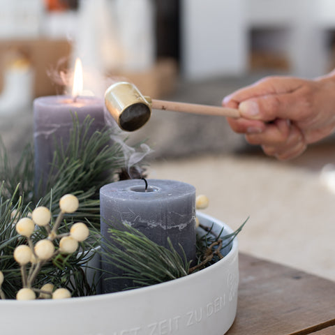 Spegni candela in legno e metallo dorato Räder