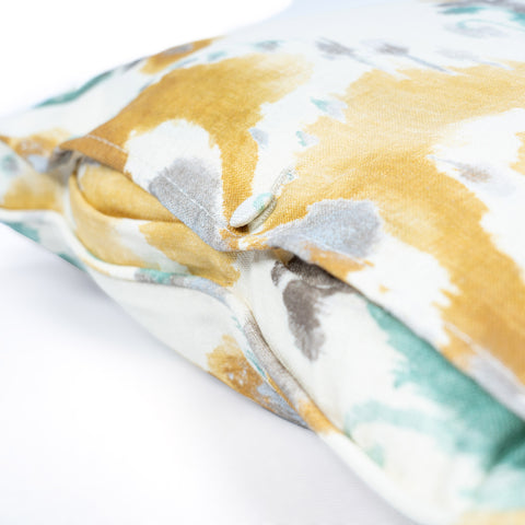 Coussin en tissu damassé aux couleurs gris, ocre et vert ART B10